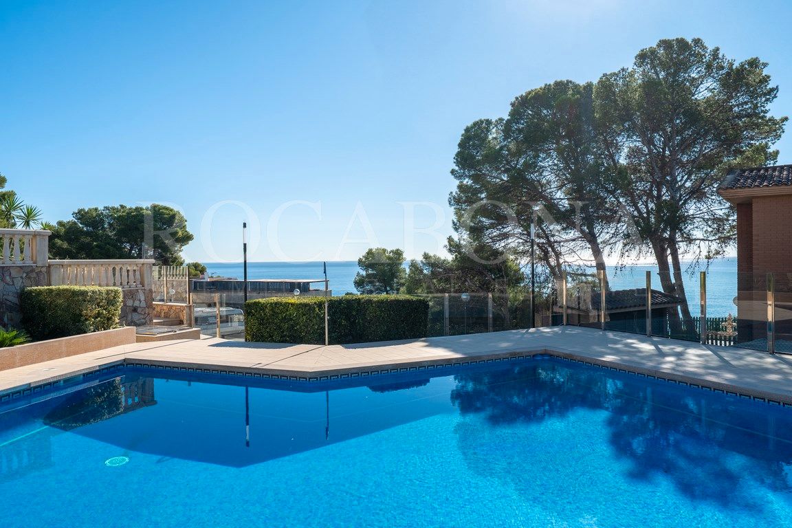 Piscina de Casa adosada en venda en Salou amb Aire condicionat, Calefacció i Jardí privat