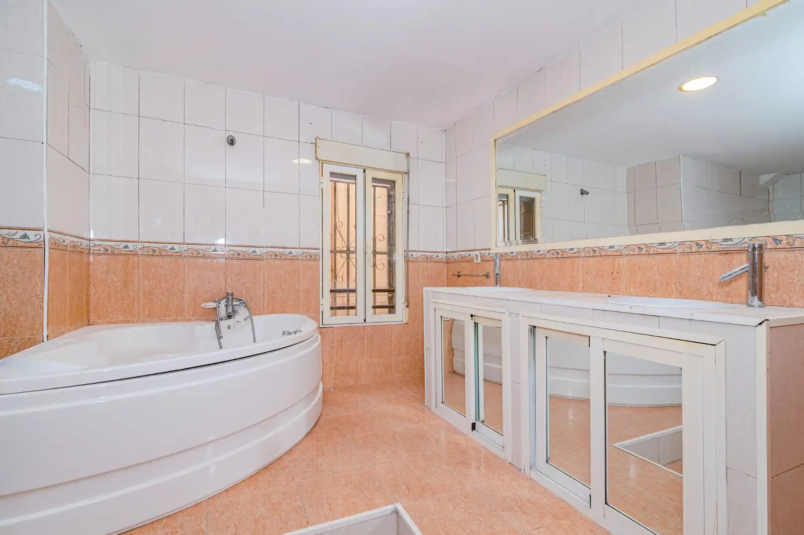 Bany de Pis en venda en Granada amb Terrassa