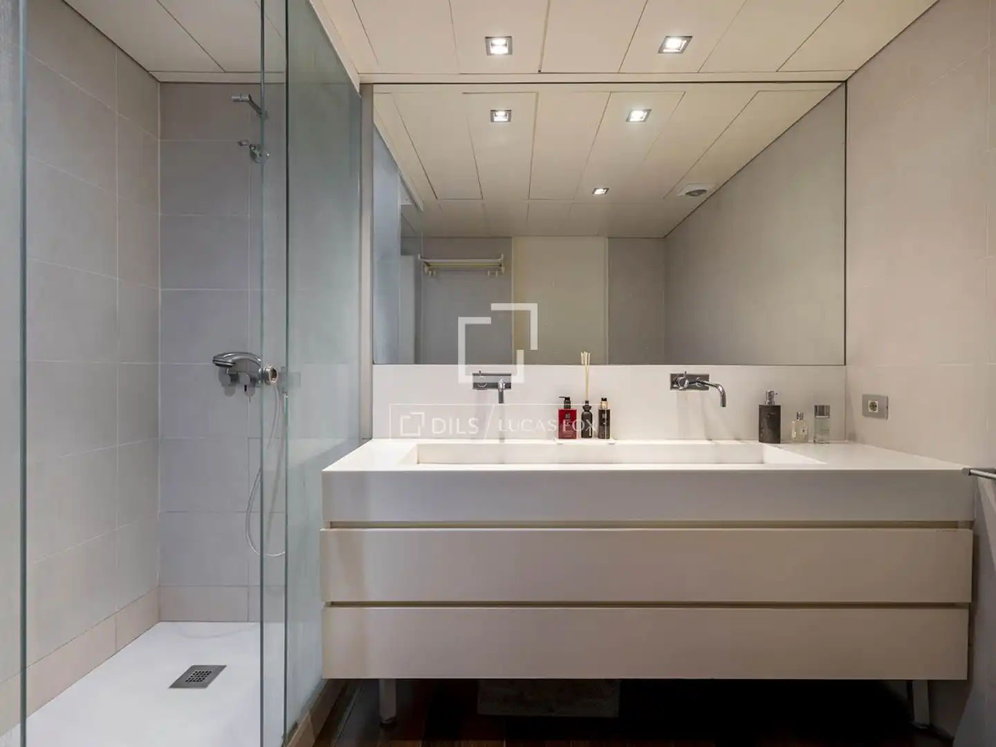 Bathroom of Flat for sale in Barcelona  with Air Conditioner, Heating and Parquet flooring