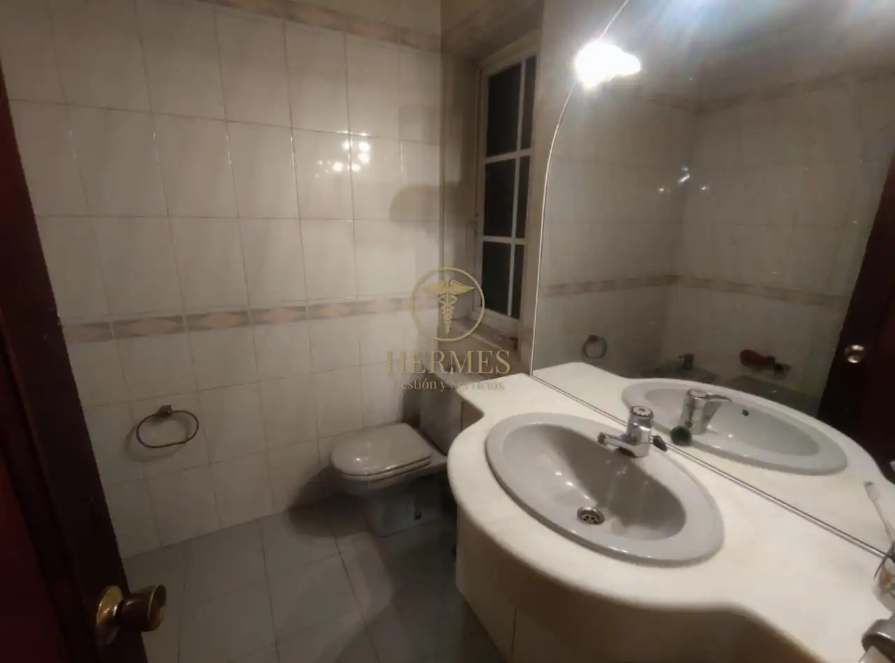 Baño de Piso en venta en Vigo  con Calefacción, Parquet y Terraza