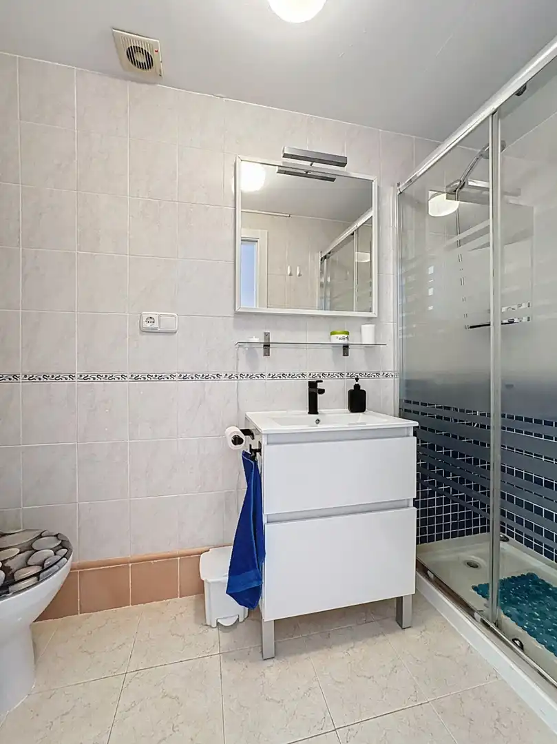Badezimmer von Wohnung zum Verkauf in L'Alfàs del Pi mit Klimaanlage, Heizung und Privatgarten