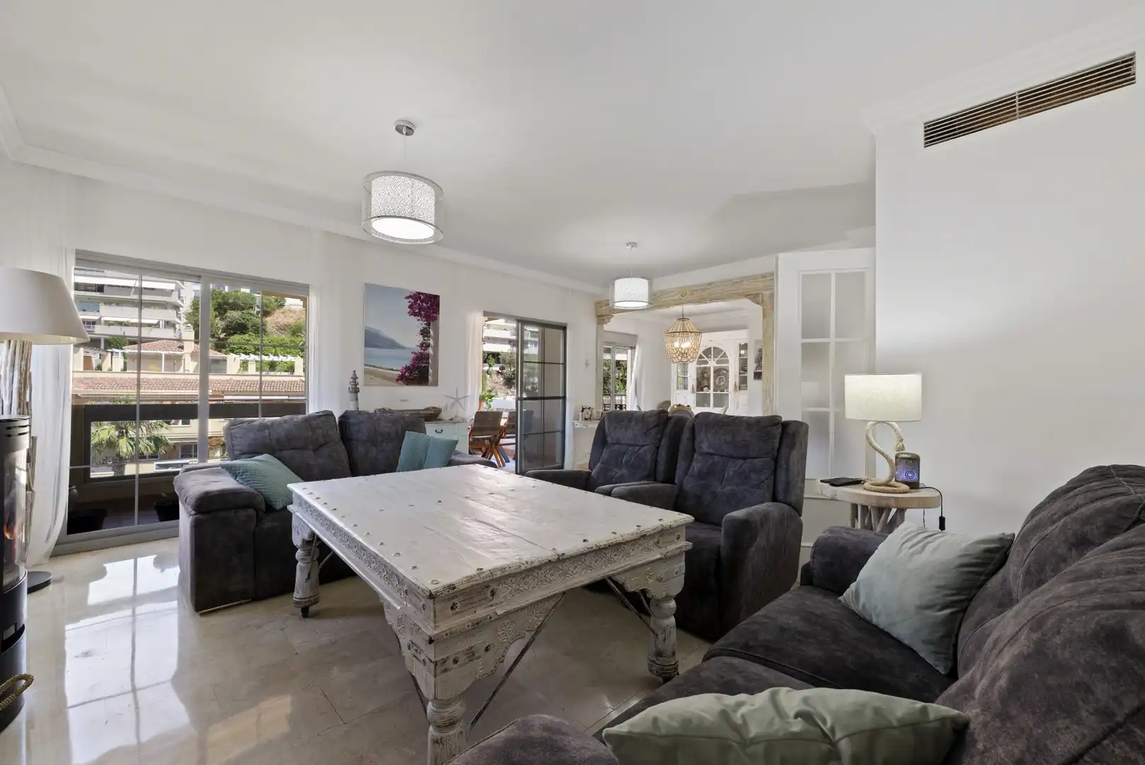 Wohnzimmer von Einfamilien-Reihenhaus zum Verkauf in Benalmádena mit Klimaanlage, Terrasse und Schwimmbad