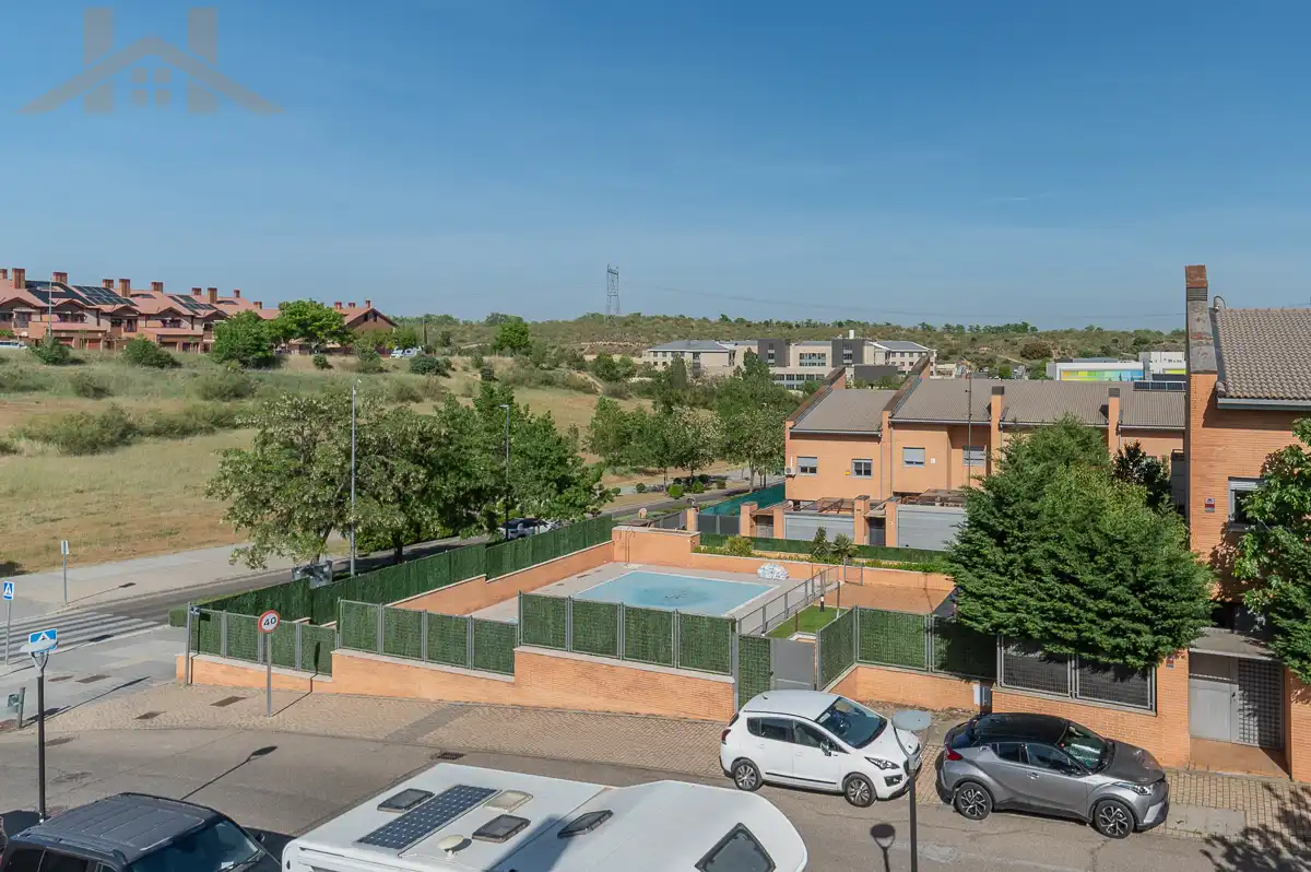 Vista exterior de Casa adosada en venda en Arroyomolinos (Madrid) amb Aire condicionat, Jardí privat i Terrassa