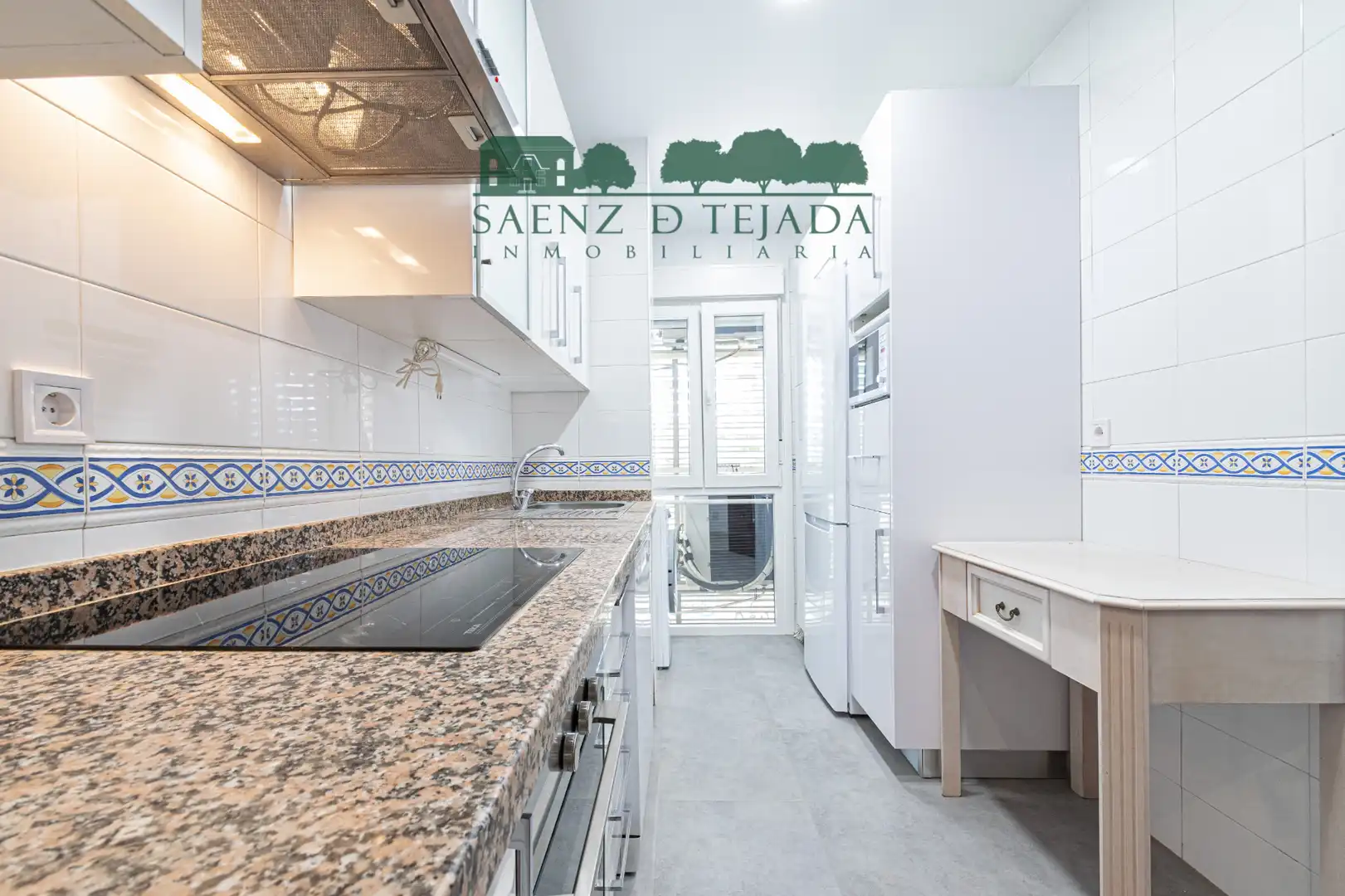 Kitchen of Flat for rent in Sevilla  with Air Conditioner, Storage room and Oven