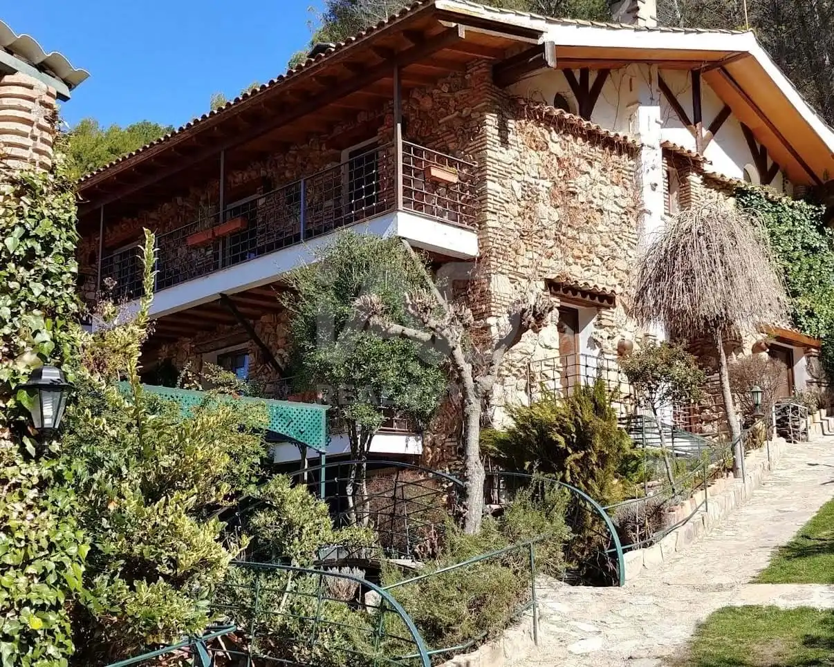 Außenansicht von Gebäude zum Verkauf in Siles