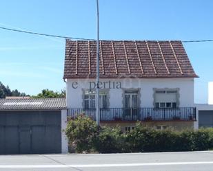 Vista exterior de Casa o xalet en venda en Rianxo amb Piscina i Balcó