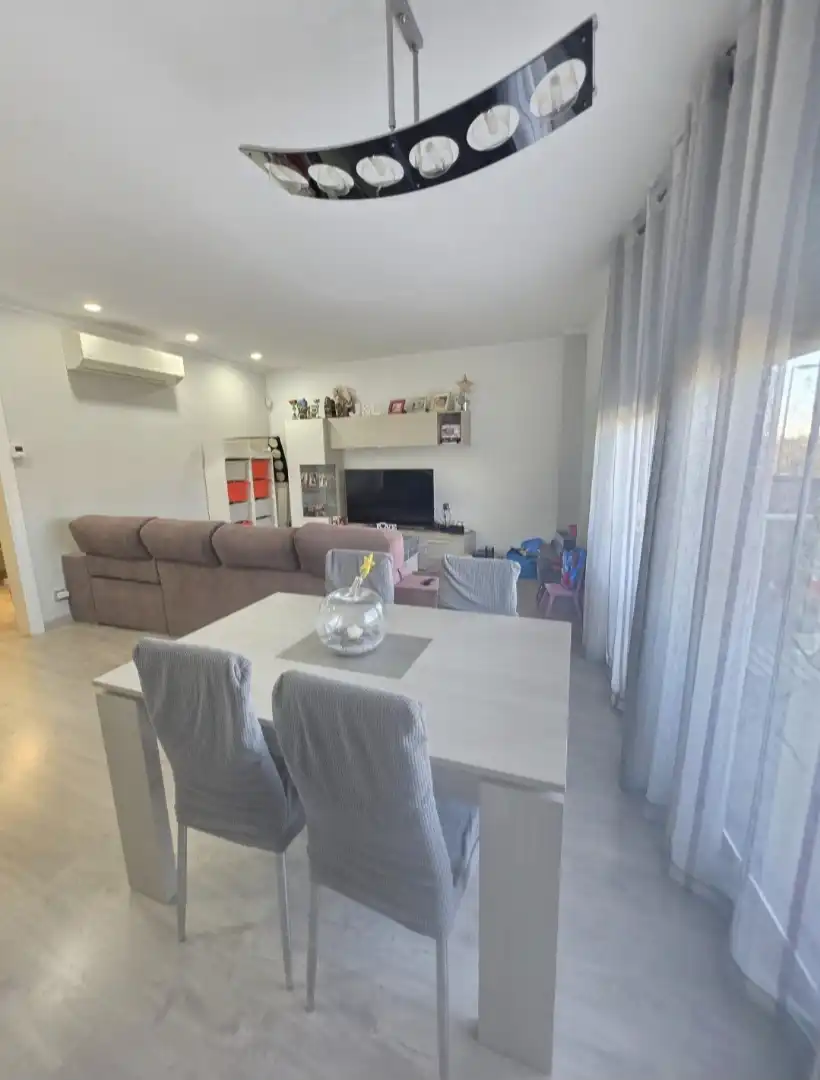 Menjador de Casa adosada en venda en Santa Coloma de Gramenet amb Aire condicionat, Calefacció i Parquet