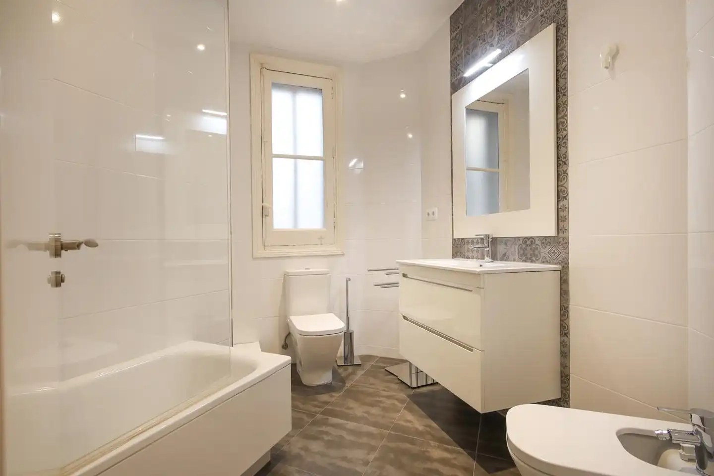 Badezimmer von Wohnung zur Miete in Madrid mit Klimaanlage und Heizung