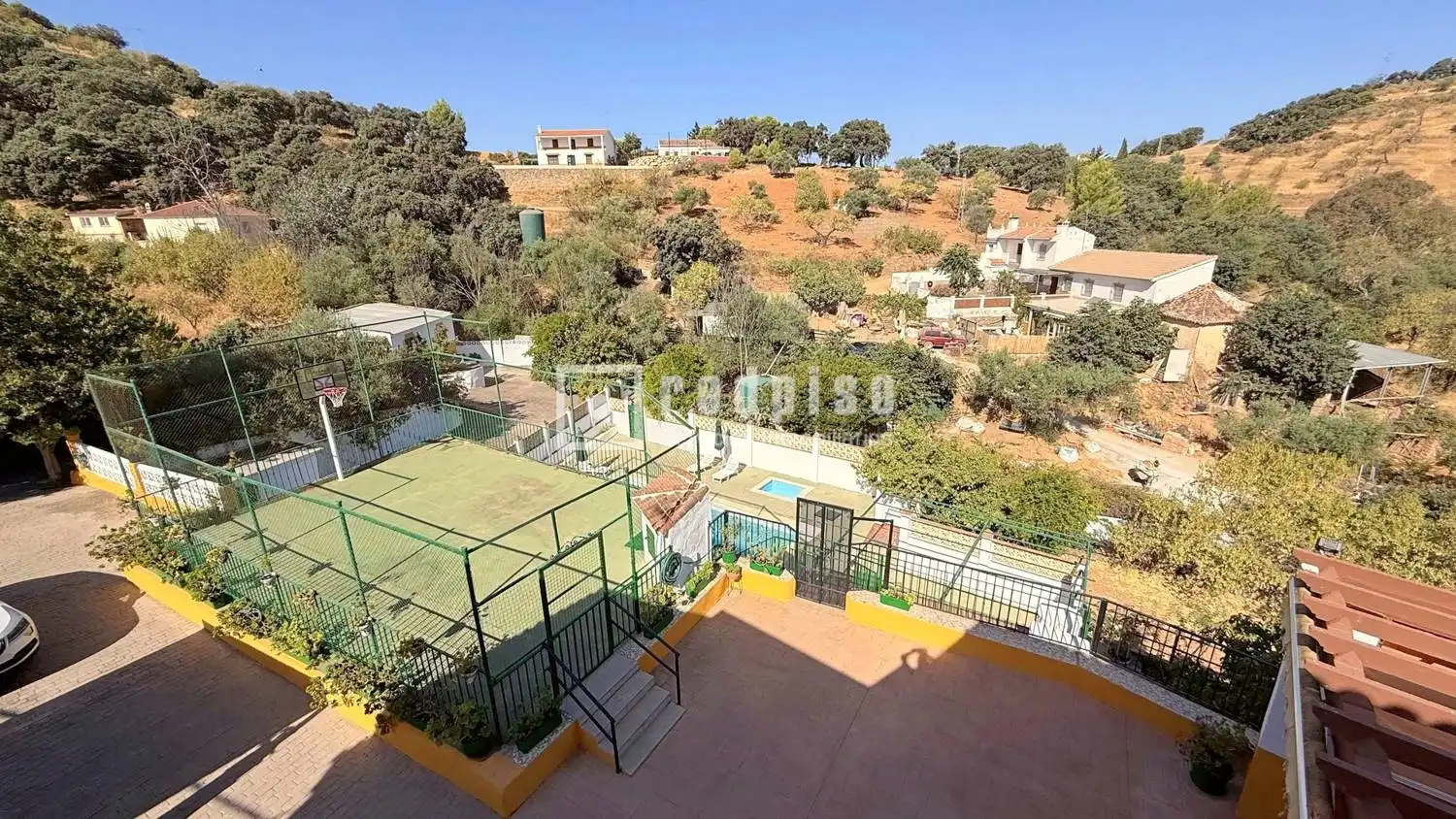 Außenansicht von Haus oder Chalet zum Verkauf in Casabermeja mit Privatgarten, Terrasse und Abstellraum