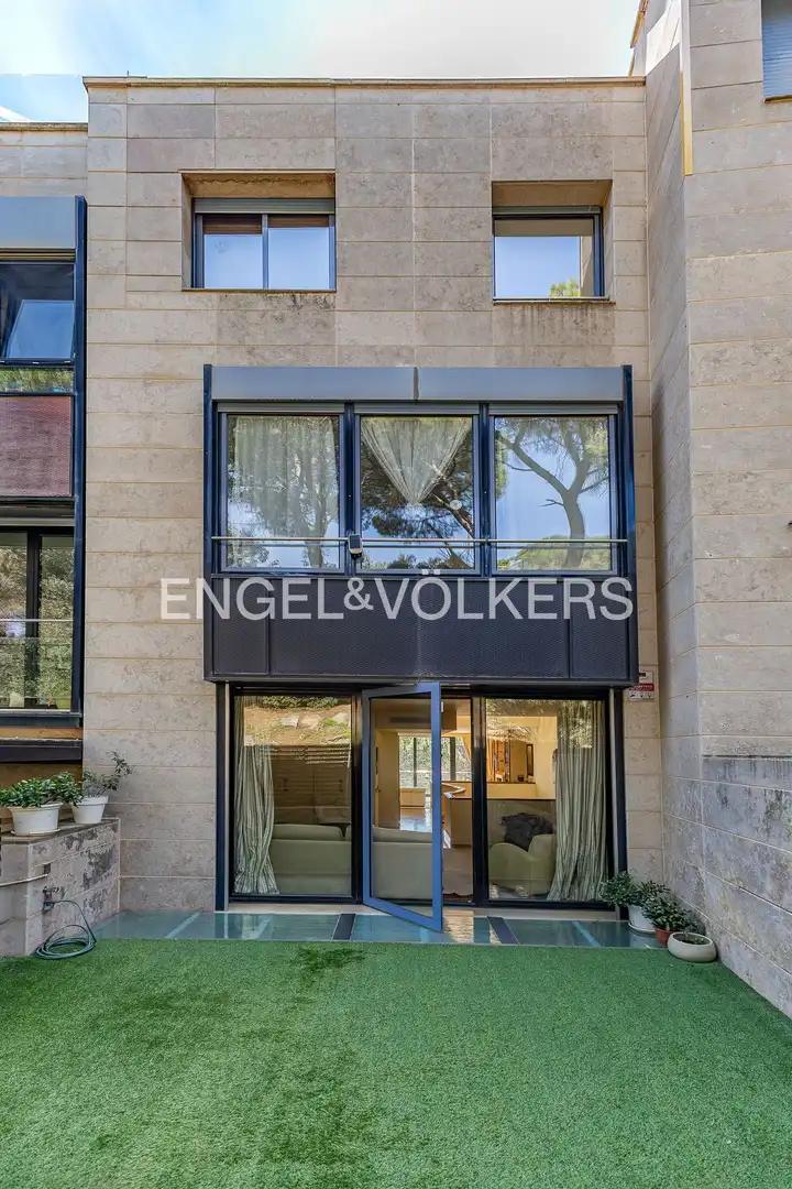 Vista exterior de Casa o chalet en venta en Barcelona con Aire acondicionado, Calefacción y Jardín privado