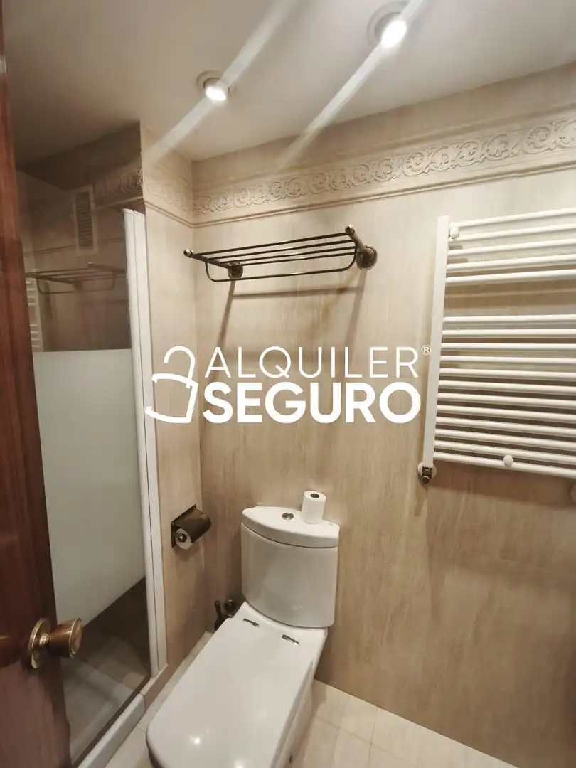 Bathroom of Flat for rent in Zaragoza  with Heating, Terrace and Furnished