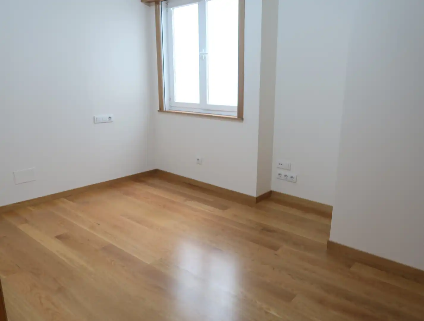 Dormitori de Pis de lloguer en A Coruña Capital  amb Calefacció, Parquet i Forn