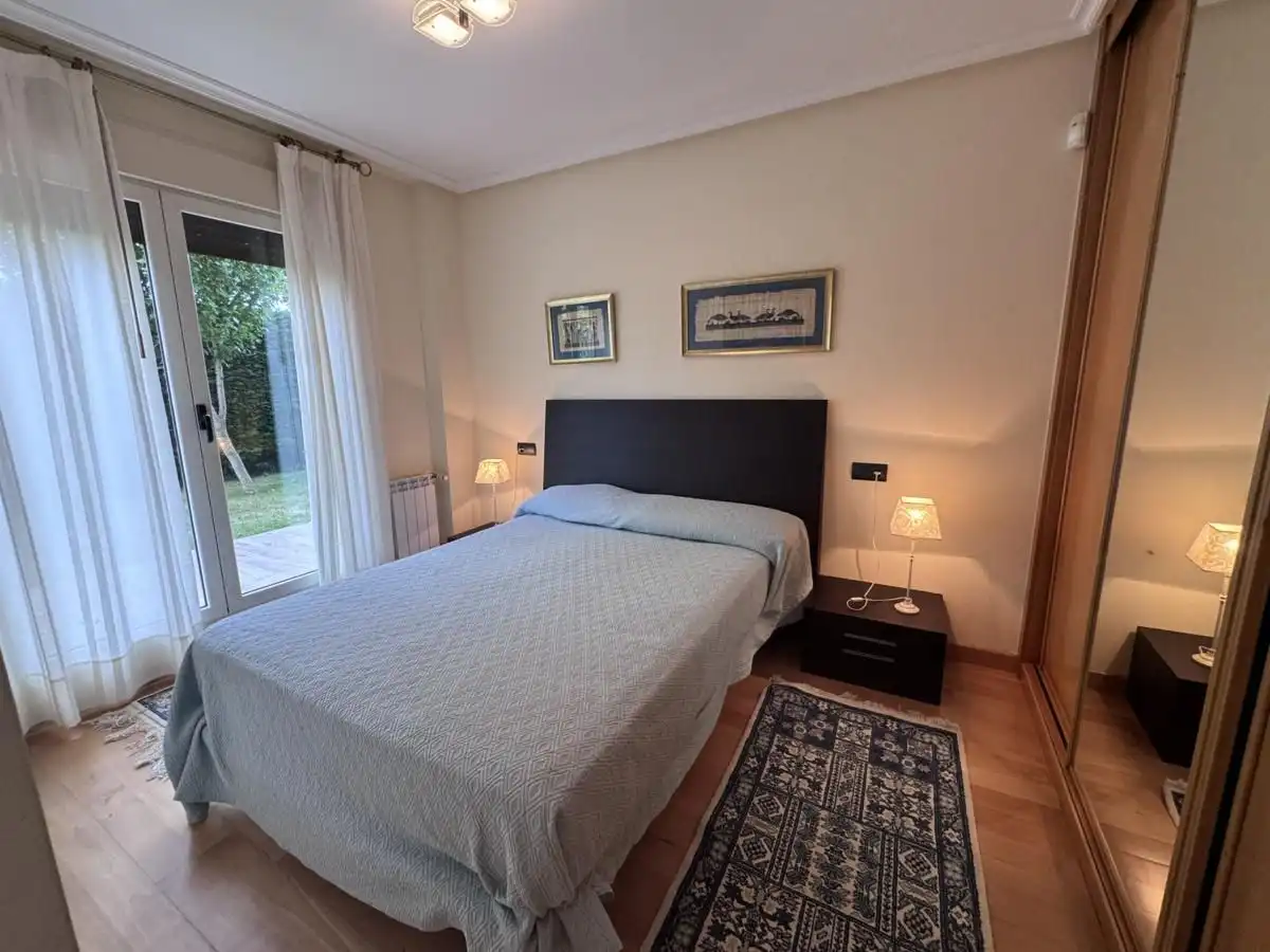 Schlafzimmer von Wohnung zum Verkauf in Llanes mit Heizung, Privatgarten und Terrasse