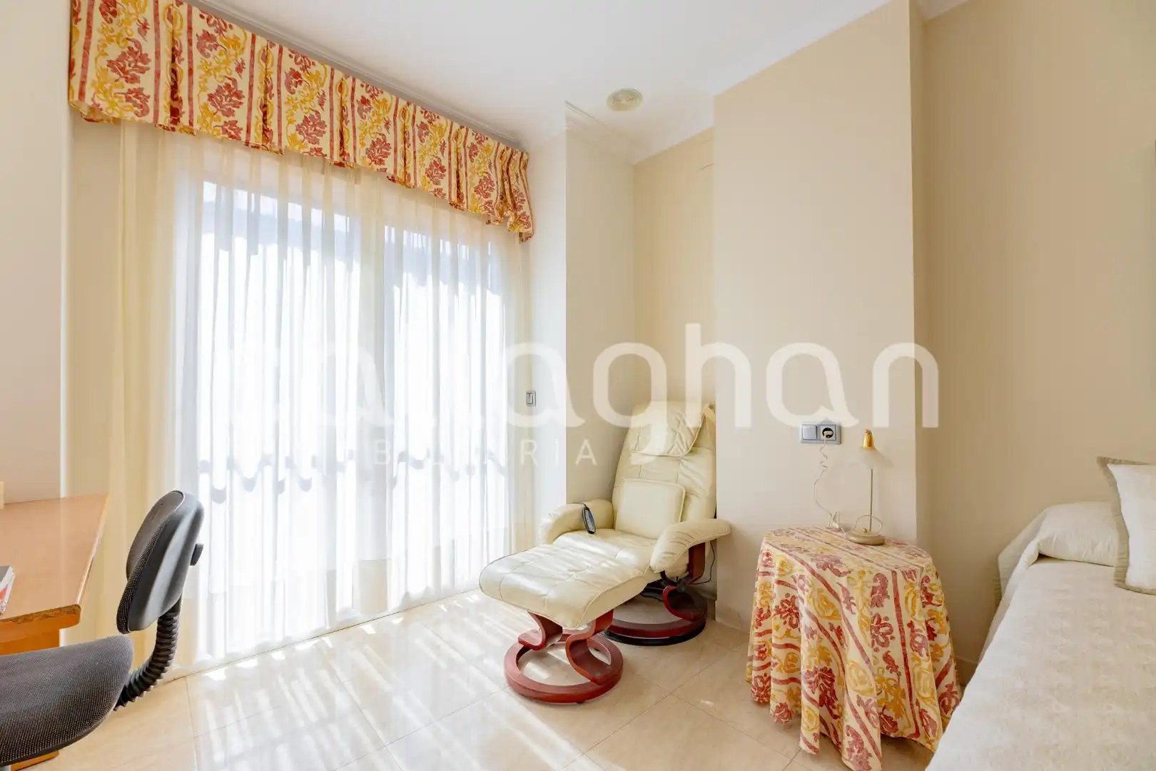 Sala d'estar de Casa o xalet en venda en Sagunto / Sagunt amb Calefacció, Jardí privat i Terrassa