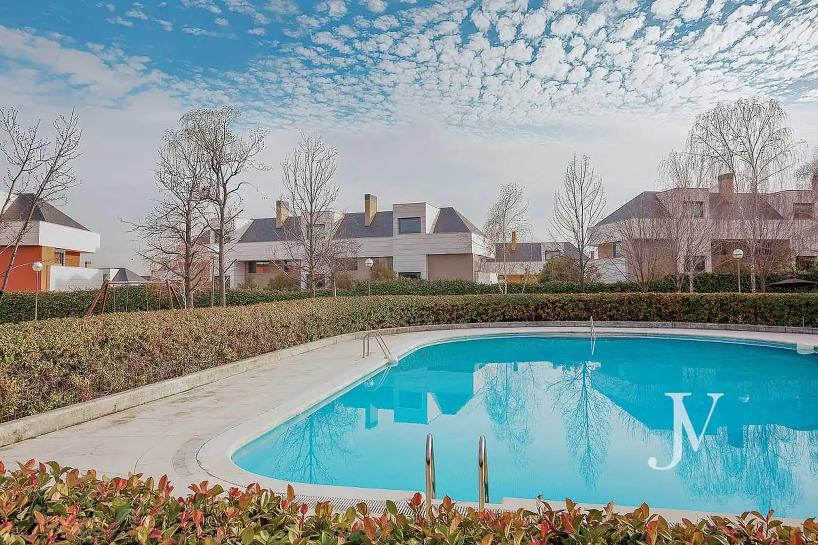 Schwimmbecken von Einfamilien-Reihenhaus zur Miete in La Moraleja mit Klimaanlage, Heizung und Privatgarten