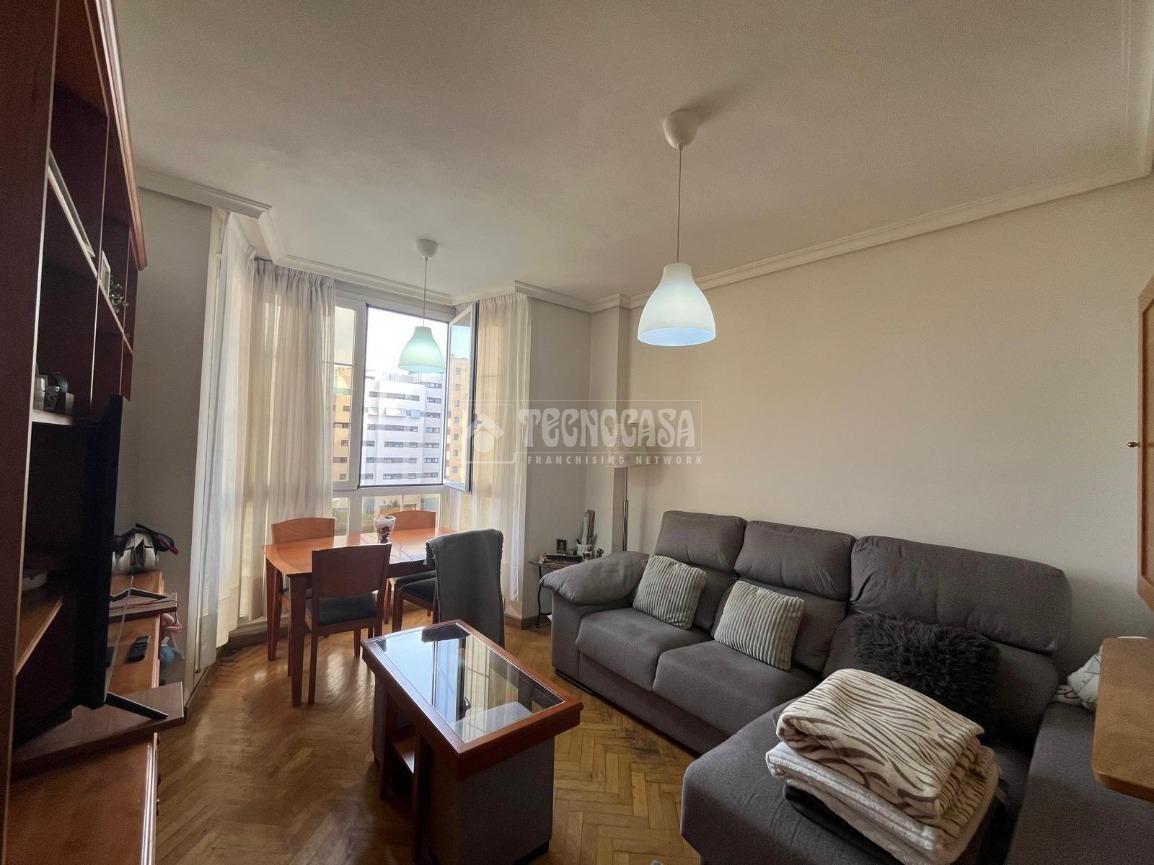 Sala d'estar de Pis en venda en  Madrid Capital amb Parquet