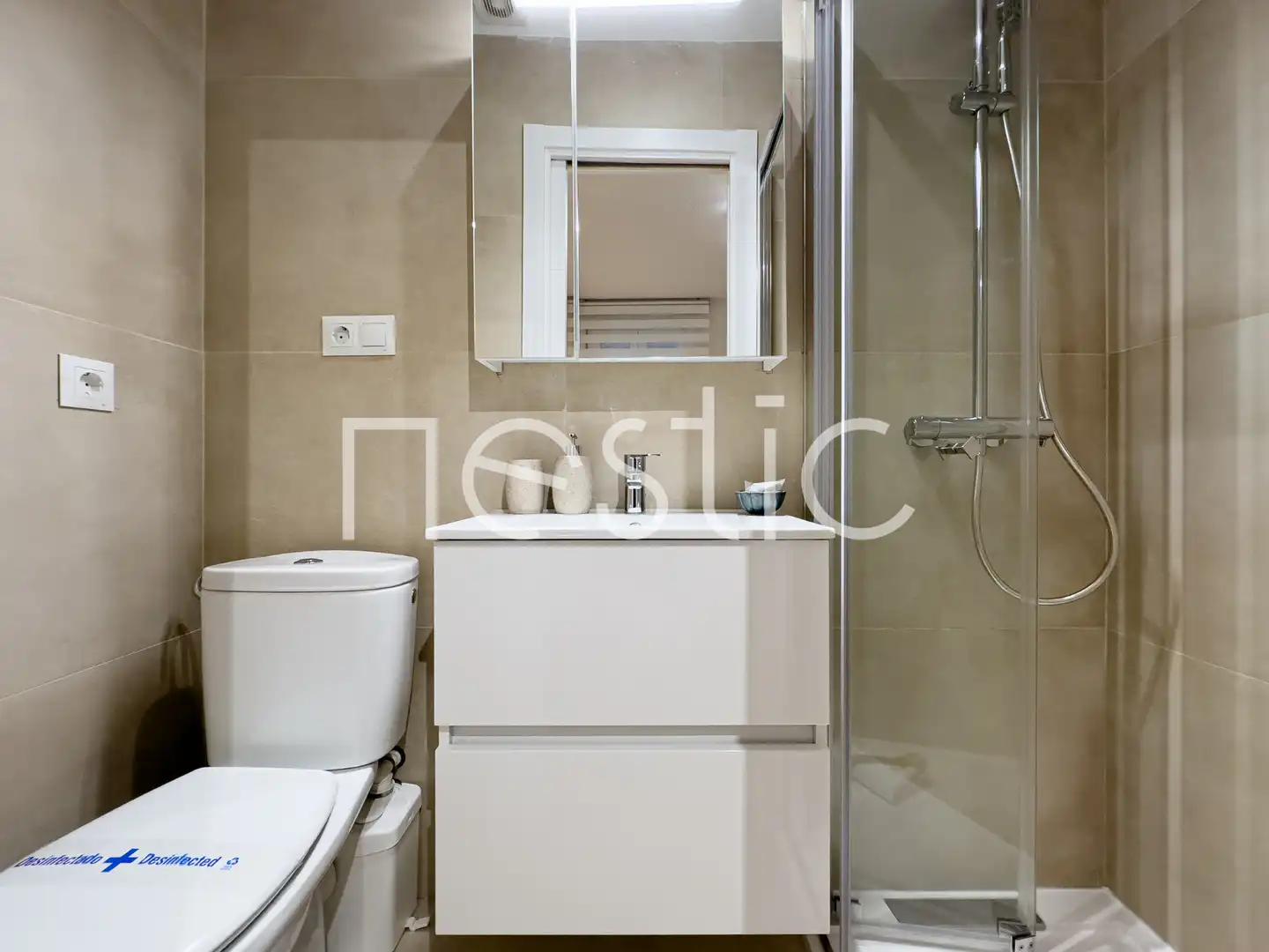 Bany de Apartament de lloguer en Madrid amb Aire condicionat, Calefacció i Moblat