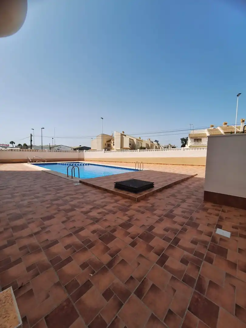 Piscina de Apartament en venda en Torrevieja amb Aire condicionat, Calefacció i Jardí privat