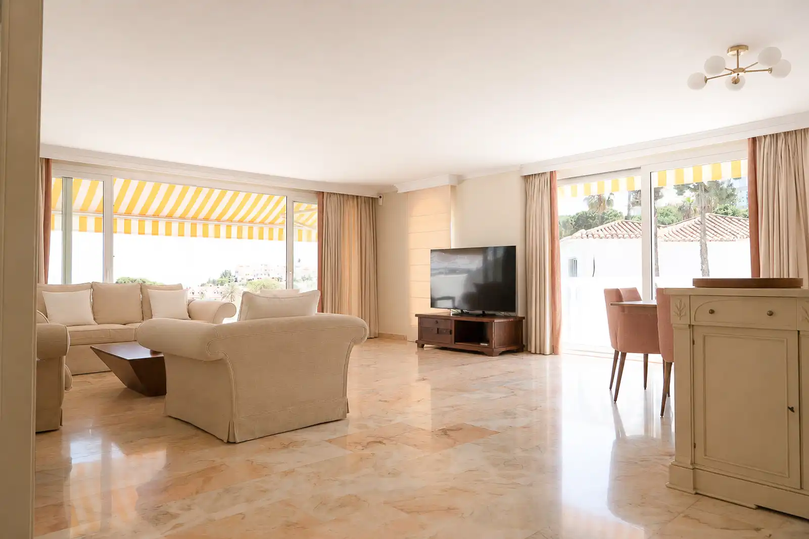 Living room of Detached homes for sale in Benalmádena  with Air Conditioner, Private garden and Terrace