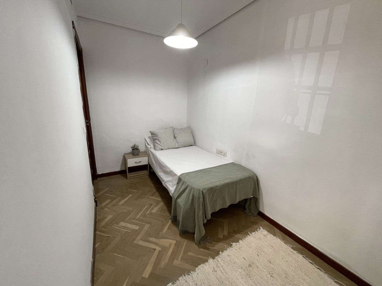 Bedroom of Flat to share in  Sevilla Capital  with Air Conditioner and Terrace