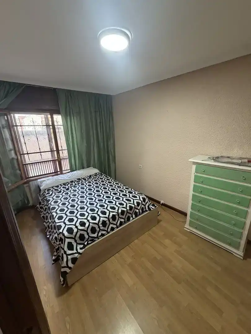 Bedroom of Flat for rent in Medina del Campo  with Parquet flooring, Furnished and Balcony