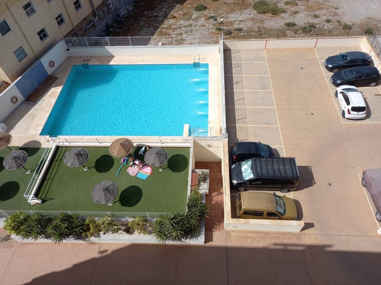 Piscina de Pis de lloguer en Roquetas de Mar amb Aire condicionat, Terrassa i Moblat