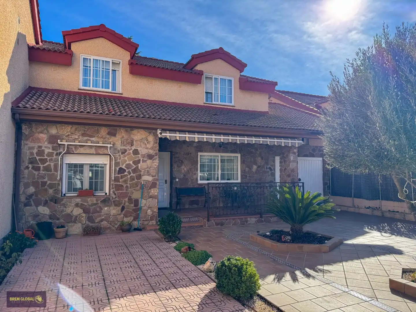 Vista exterior de Casa adosada en venda en La Cabrera amb Calefacció, Jardí privat i Traster