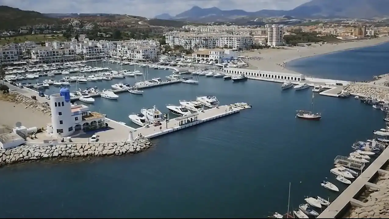 Vista exterior de Àtic en venda en Estepona amb Aire condicionat, Calefacció i Terrassa