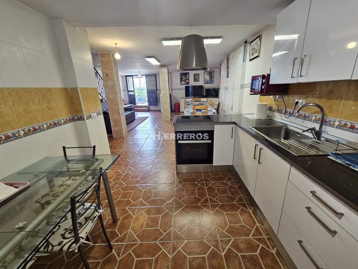Cuina de Casa adosada en venda en Albelda de Iregua amb Calefacció i Parquet