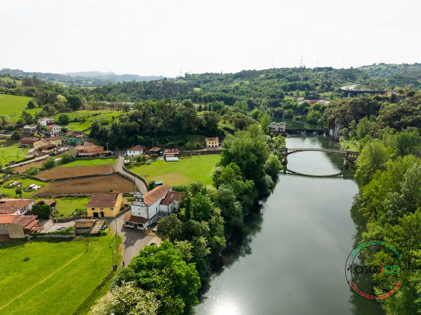 Vista exterior de Casa o chalet en venta en Las Regueras   con Calefacción y Jardín privado