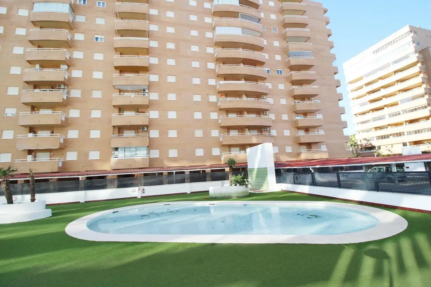 Schwimmbecken von Wohnungen zum Verkauf in Oropesa del Mar / Orpesa mit Klimaanlage, Privatgarten und Terrasse