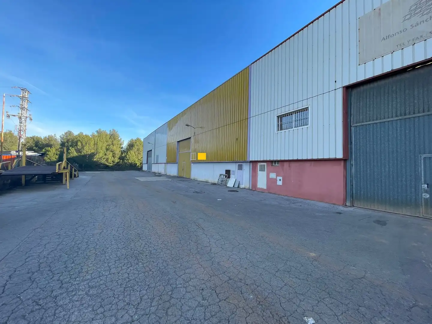 Vista exterior de Nau industrial en venda en La Pobla de Tornesa