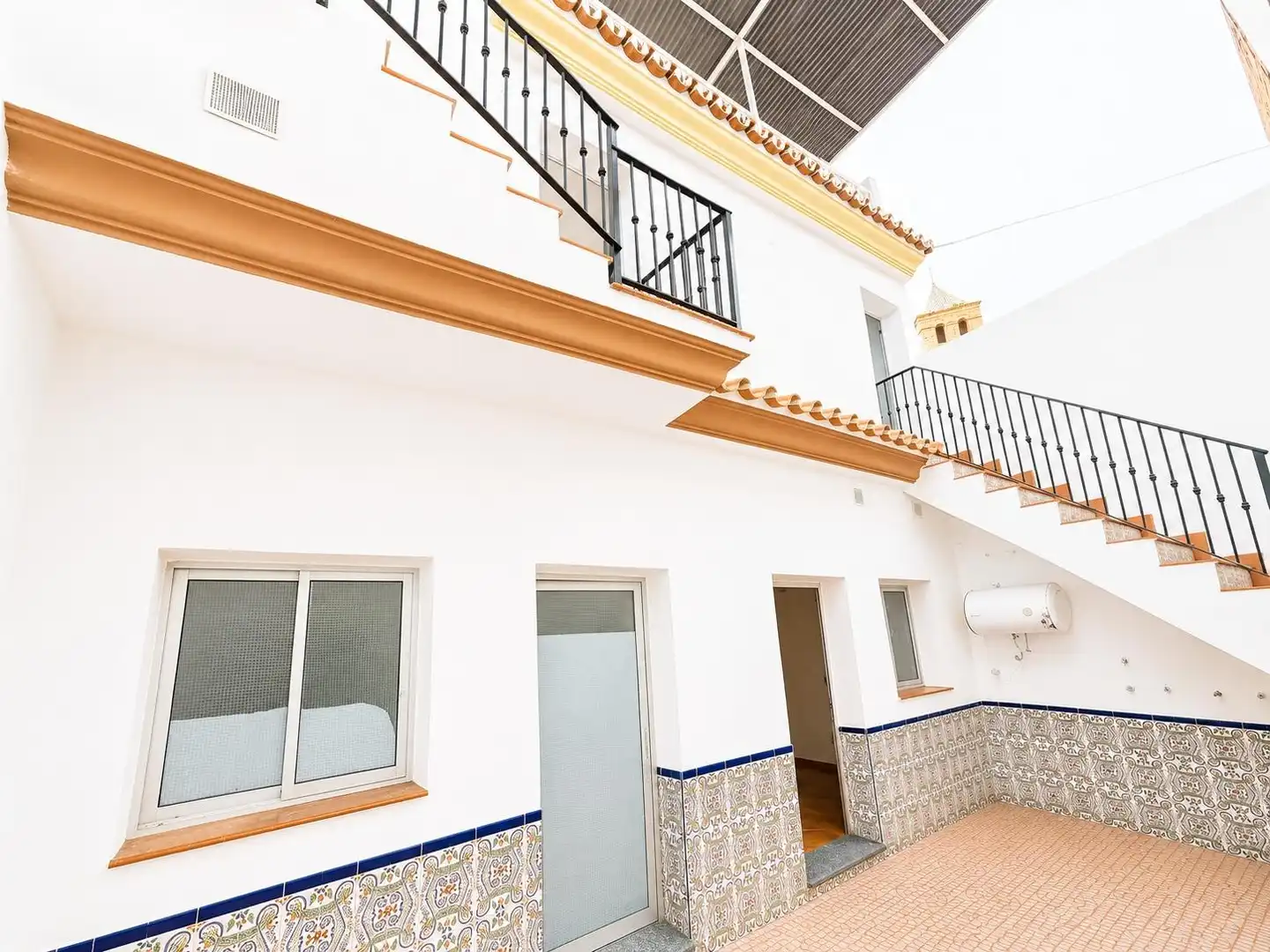 Außenansicht von Einfamilien-Reihenhaus zum Verkauf in Vélez-Málaga mit Terrasse