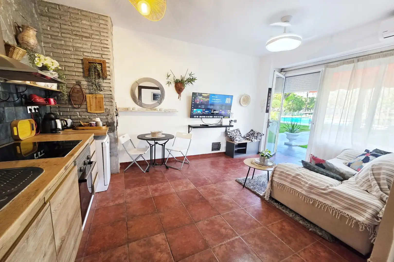 Sala d'estar de Apartament en venda en Benalmádena amb Aire condicionat, Calefacció i Jardí privat