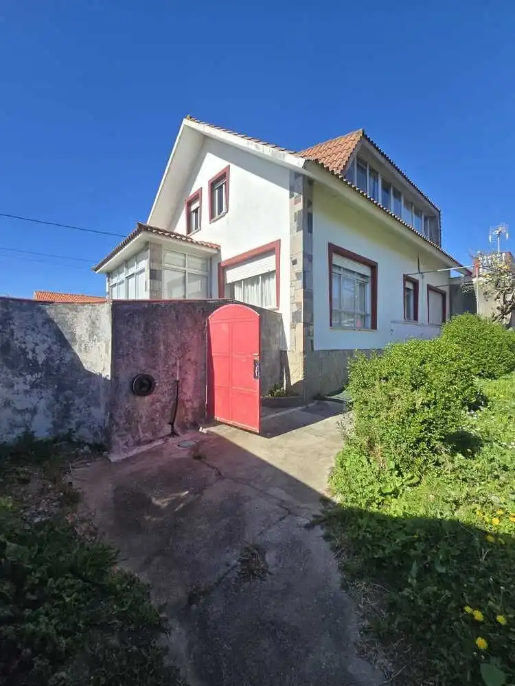 Vista exterior de Casa o xalet en venda en Valdoviño amb Calefacció, Jardí privat i Terrassa