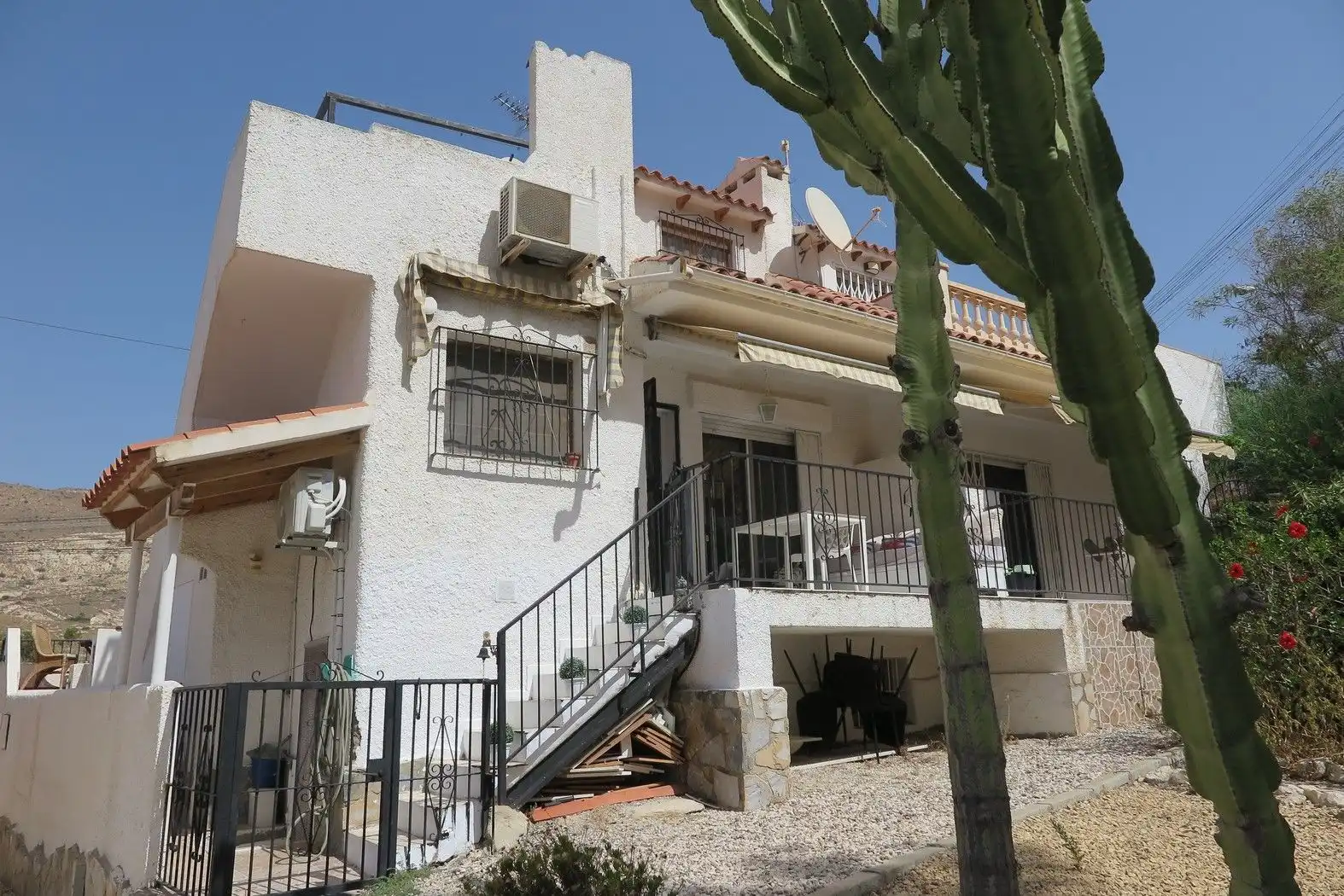 Vista exterior de Casa adosada en venda en El Campello amb Aire condicionat, Calefacció i Terrassa