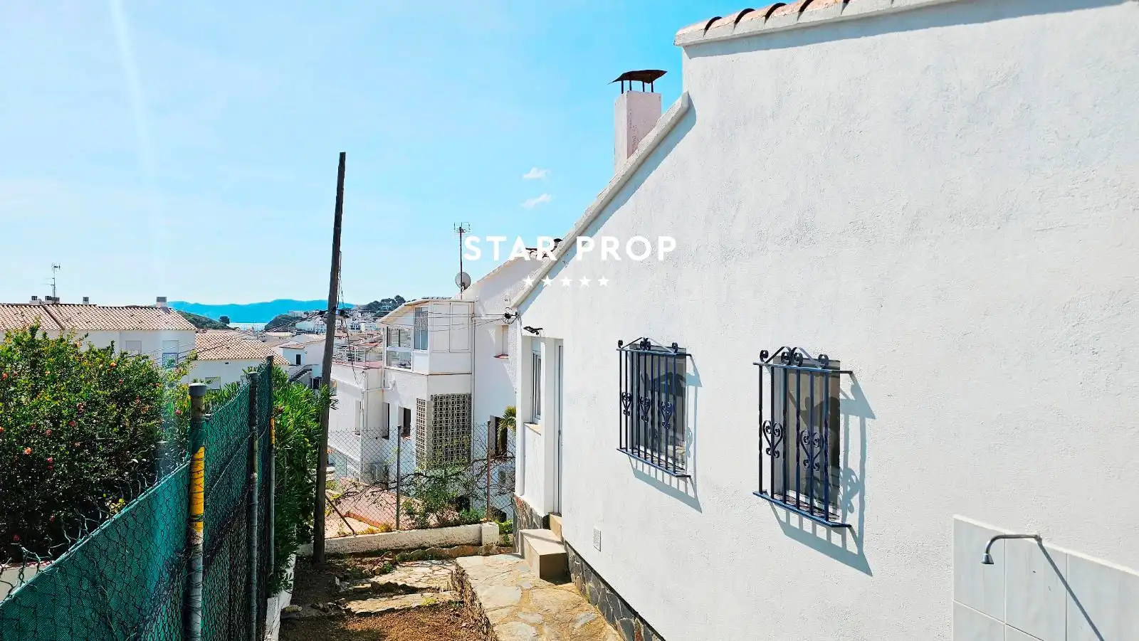 Vista exterior de Casa o xalet en venda en Llançà amb Terrassa, Traster i Moblat
