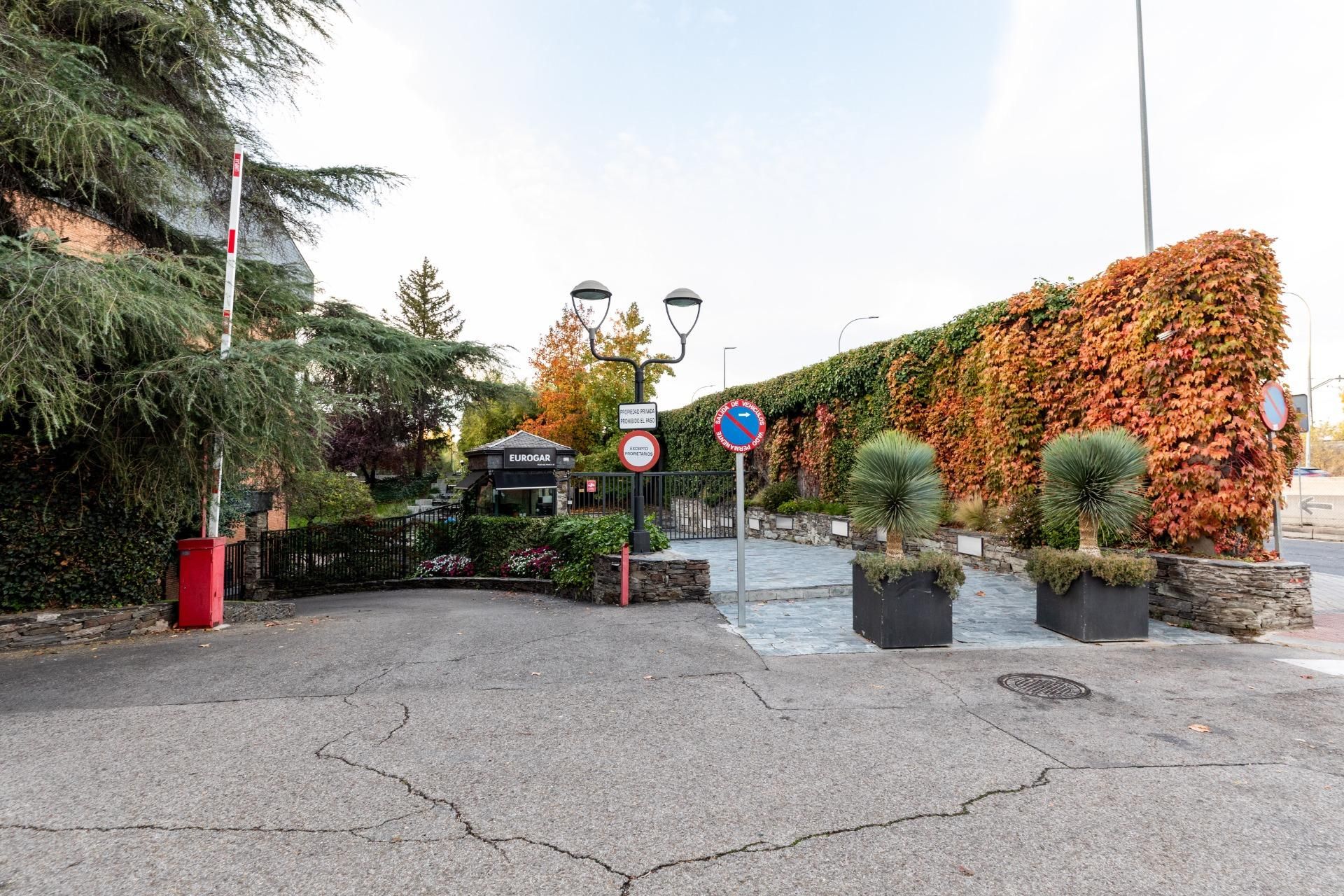 Aparcament de Pis en venda en Las Rozas de Madrid amb Calefacció i Jardí privat