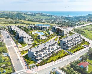Vista exterior de Àtic en venda en Estepona amb Aire condicionat, Jardí privat i Terrassa