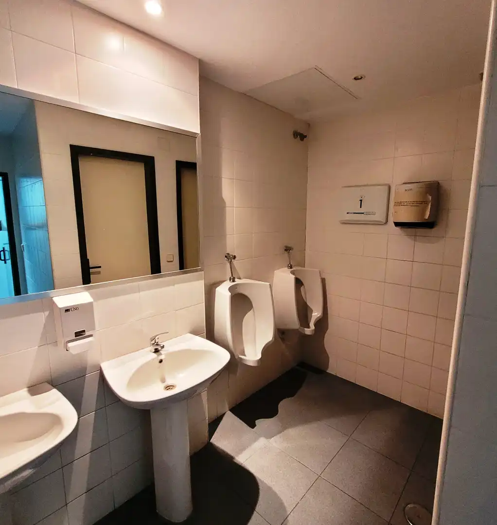 Baño de Local de alquiler en Madrid con Aire acondicionado, Calefacción y Alarma