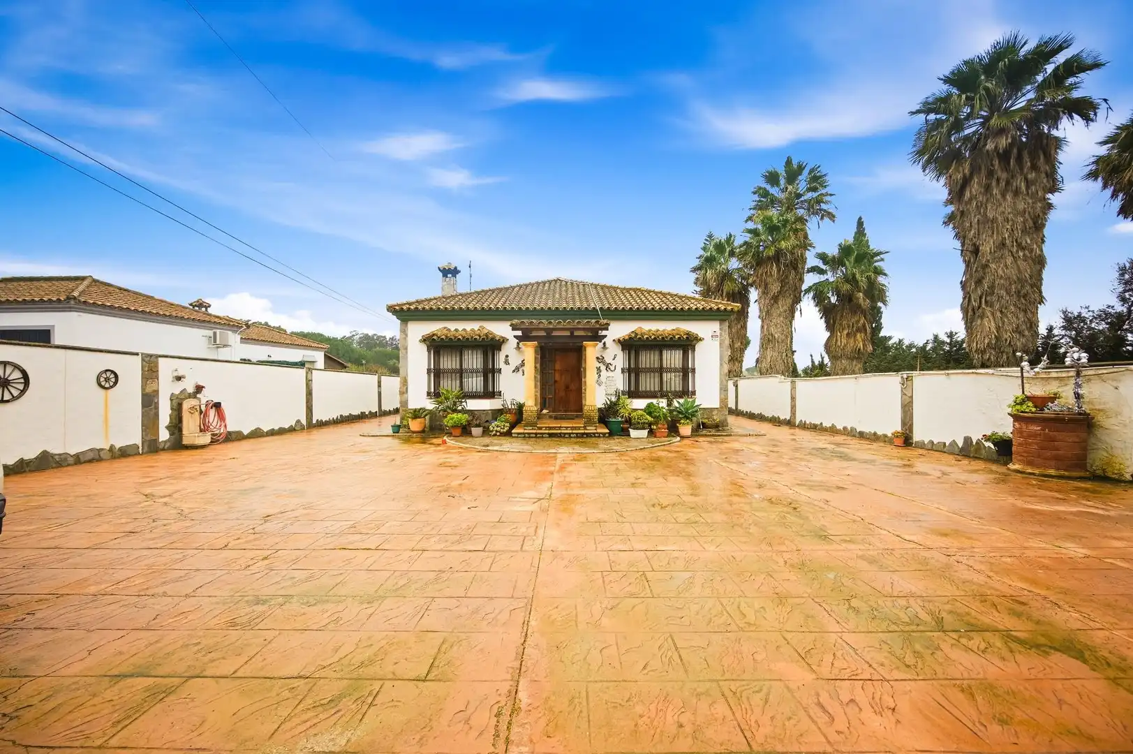 Vista exterior de Casa o xalet en venda en Chiclana de la Frontera amb Aire condicionat, Jardí privat i Terrassa