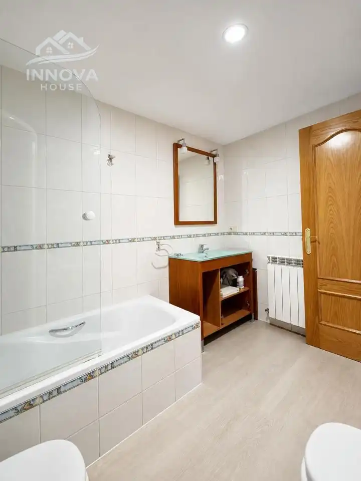 Bany de Pis en venda en La Lastrilla  amb Calefacció, Terrassa i Traster