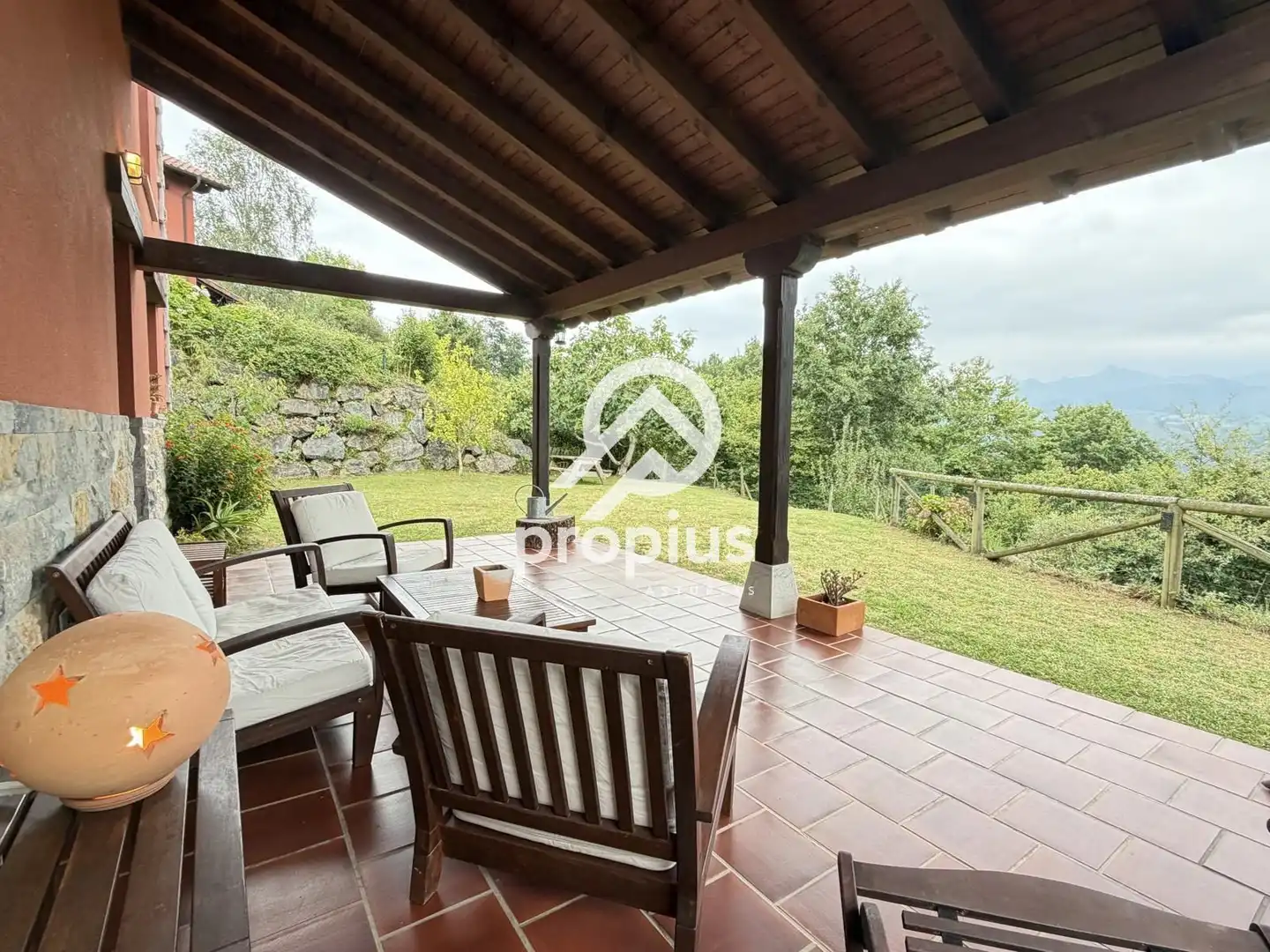 Terrassa de Casa adosada en venda en Cangas de Onís amb Calefacció, Jardí privat i Terrassa