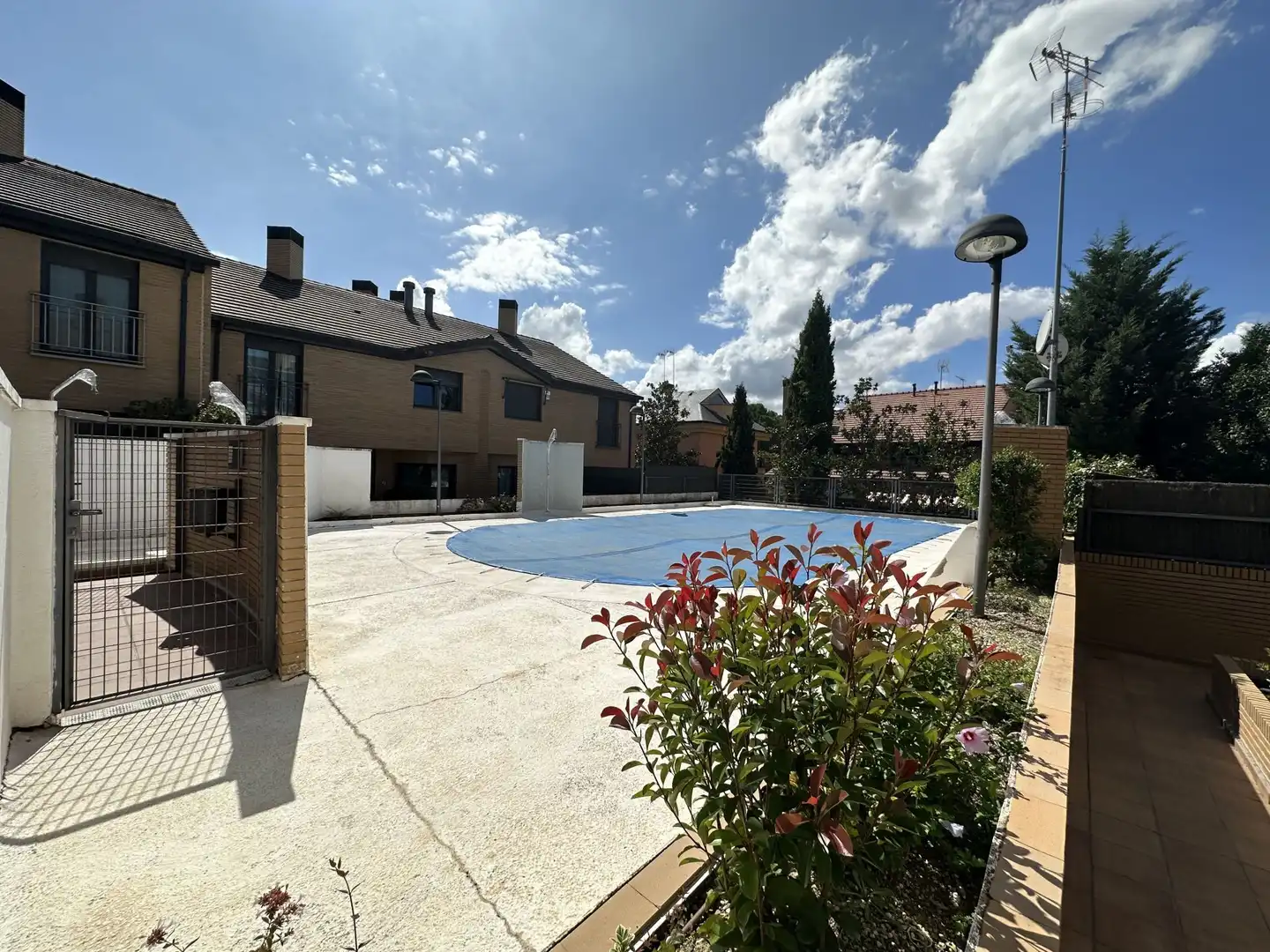 Piscina de Casa adosada de lloguer en Boadilla del Monte amb Aire condicionat, Jardí privat i Traster