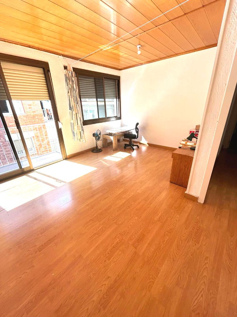 Sala d'estar de Pis en venda en Cerdanyola del Vallès amb Forn i Balcó