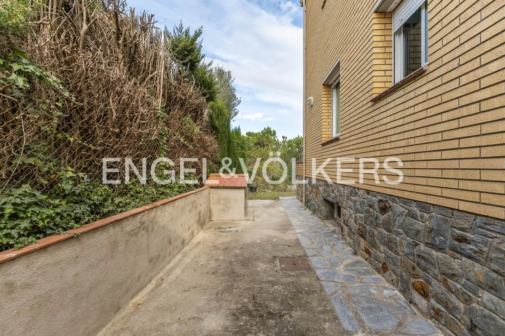 Vista exterior de Casa o xalet en venda en Castellar del Vallès amb Aire condicionat, Calefacció i Jardí privat