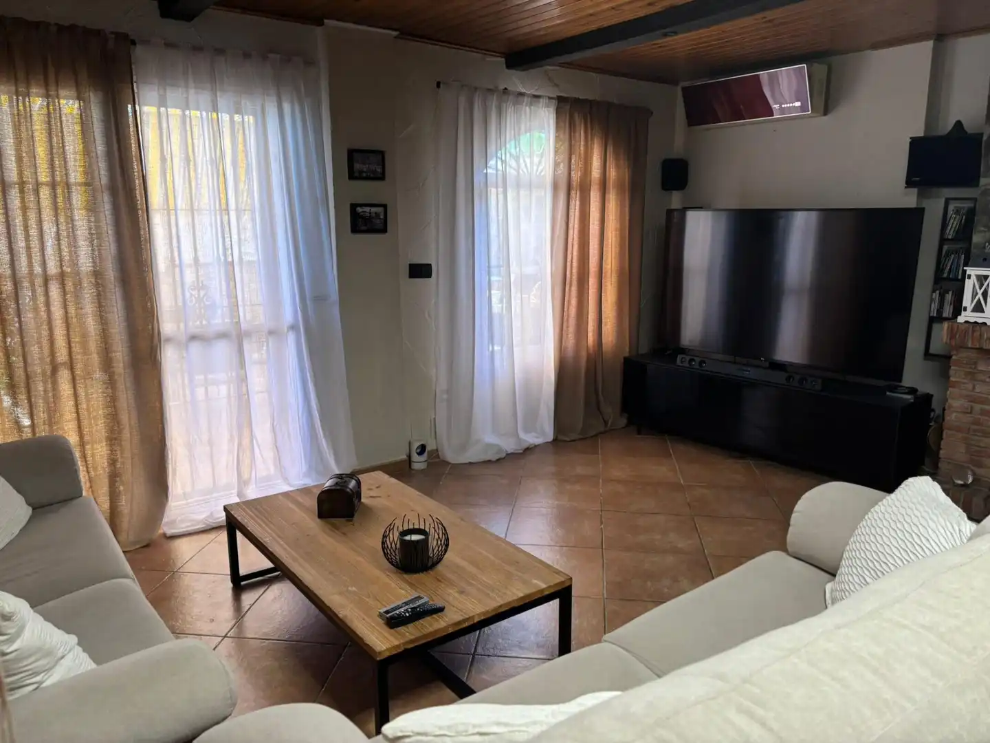 Sala d'estar de Casa adosada en venda en Alhaurín de la Torre amb Aire condicionat, Moblat i Piscina comunitària