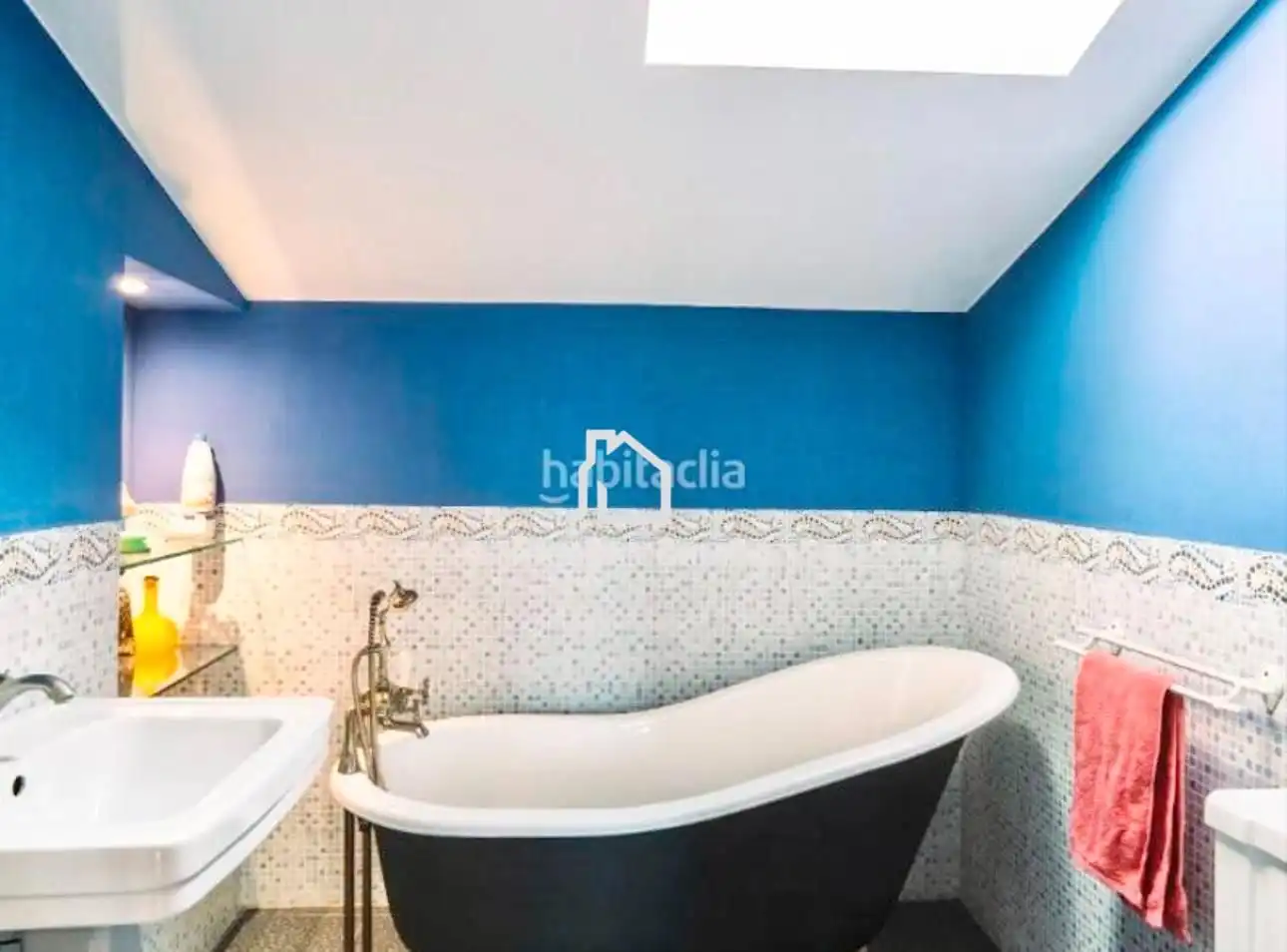 Baño de Dúplex en venta en Girona con Calefacción, Terraza y Trastero