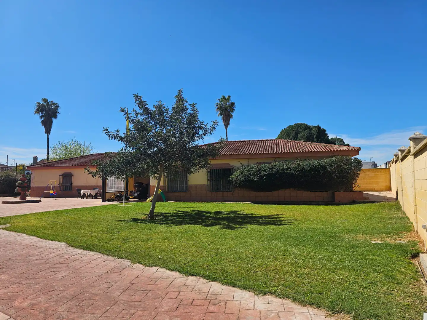 Vista exterior de Casa o chalet en venta en Almensilla con Aire acondicionado, Calefacción y Jardín privado