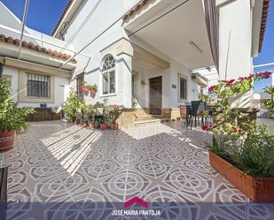 Vista exterior de Casa adosada en venda en Jerez de la Frontera amb Aire condicionat, Calefacció i Jardí privat